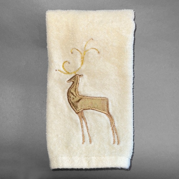 Set of 4 Small Christmas Hand Towels - Picture 4 of 9
